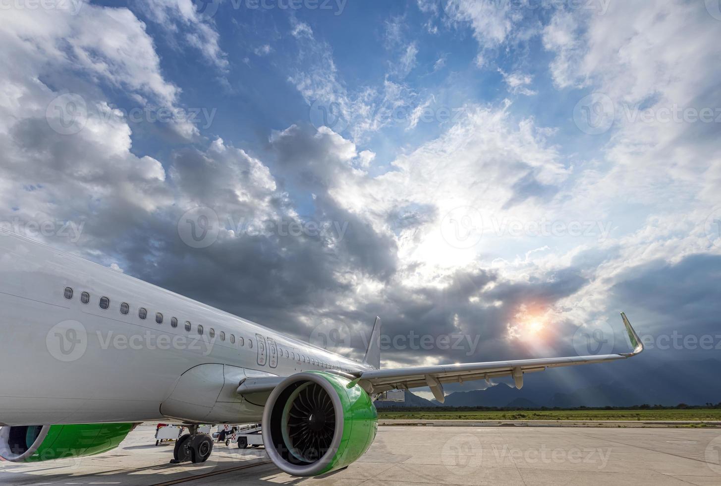 aereo in attesa che i passeggeri turistici salgano sull'aereo all'aeroporto internazionale di Los Cabos. rinnovato traffico turistico in mezzo alla pandemia di covid foto