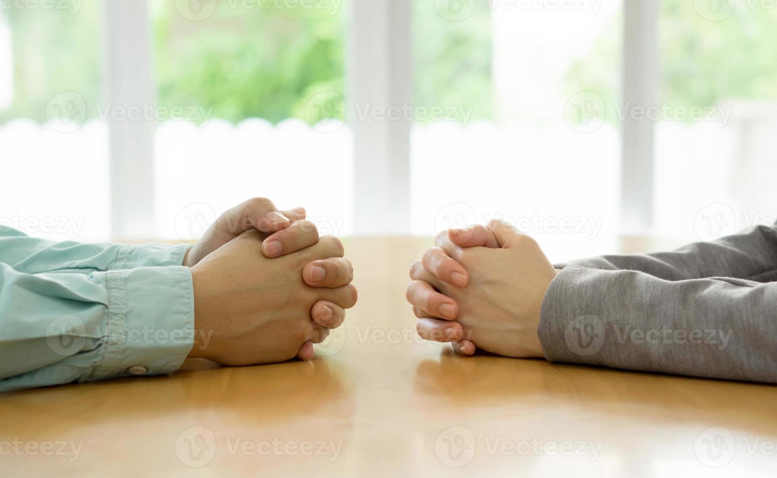 colloquio o dialogo tra politici. trattativa di due statisti con le mani giunte in carica. foto