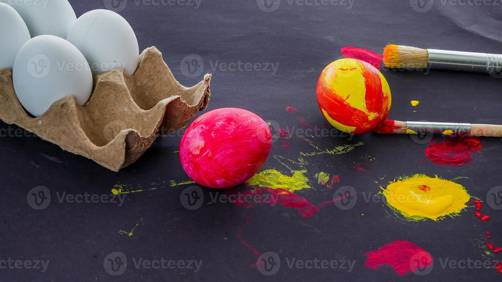 pittura delle uova di pasqua allestita su sfondo nero foto