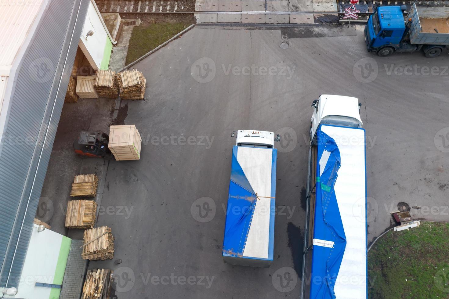 caricamento dei prodotti finiti nella vista dall'alto del camion foto