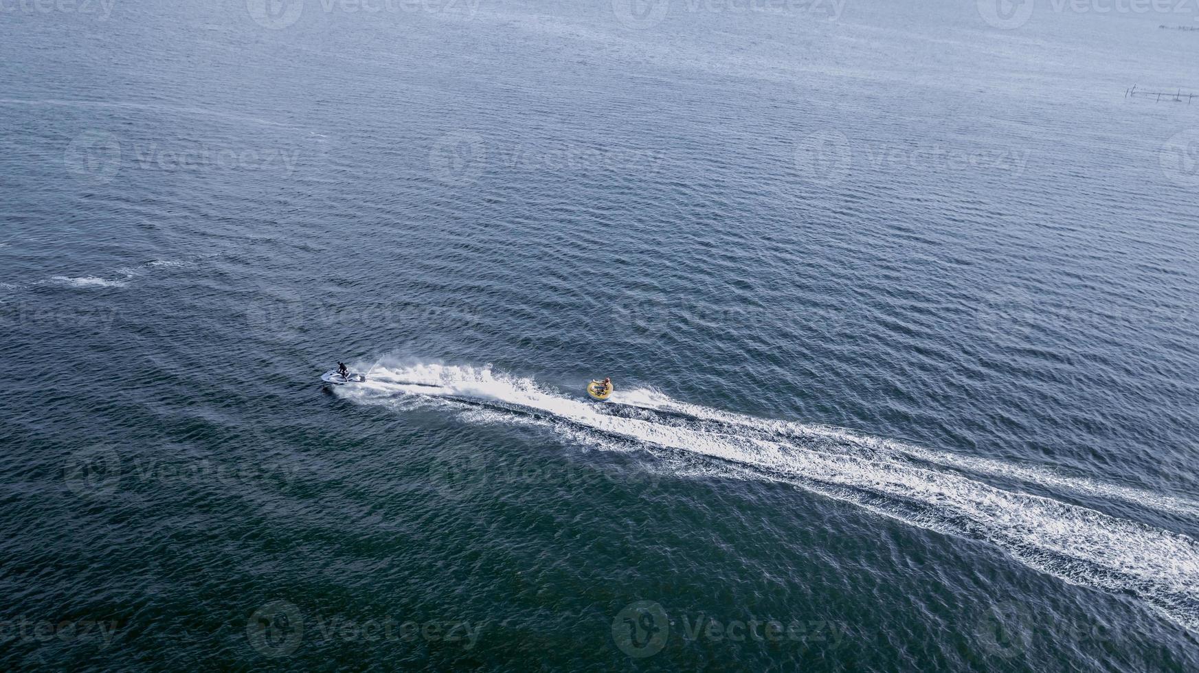 vista aerea della moto d'acqua nell'oceano foto