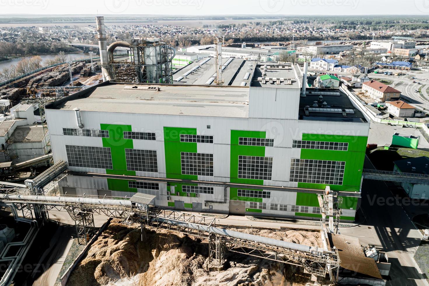 vista dall'alto degli edifici della fabbrica di lavorazione del legno foto