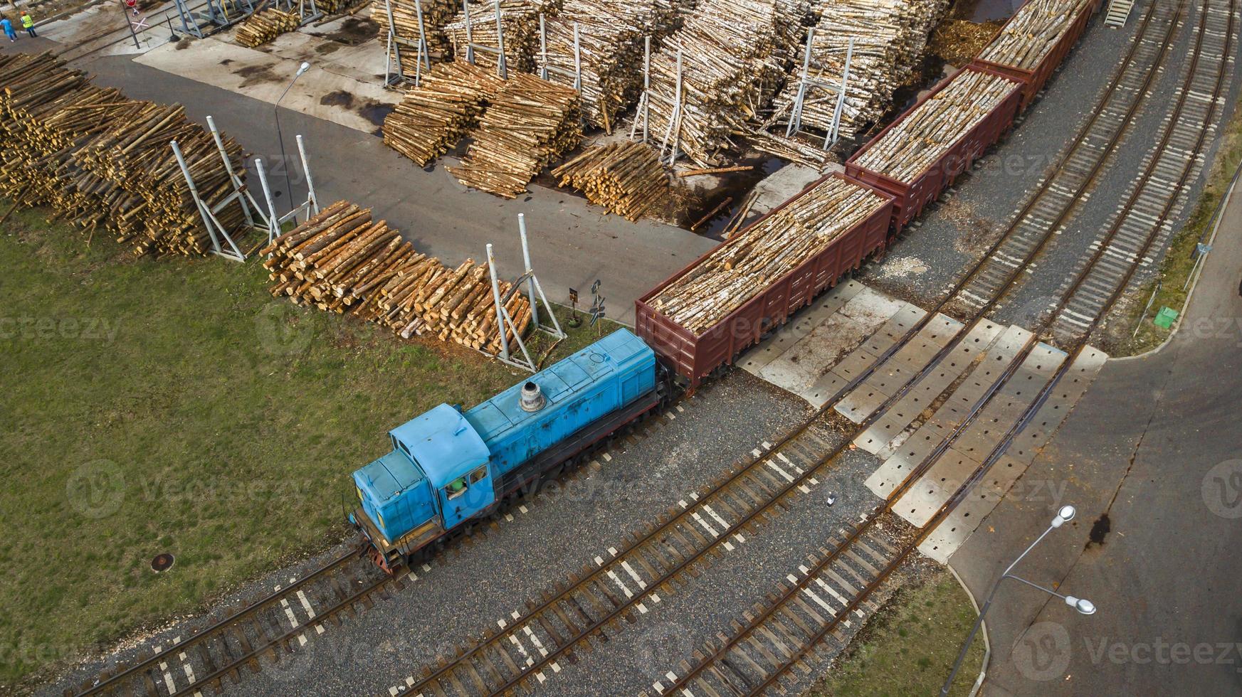 fotografia aerea con vista dall'alto dell'impresa di lavorazione del legno con drone foto