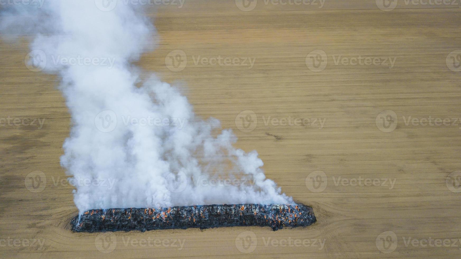 fuoco nel campo vista dall'alto dal drone foto