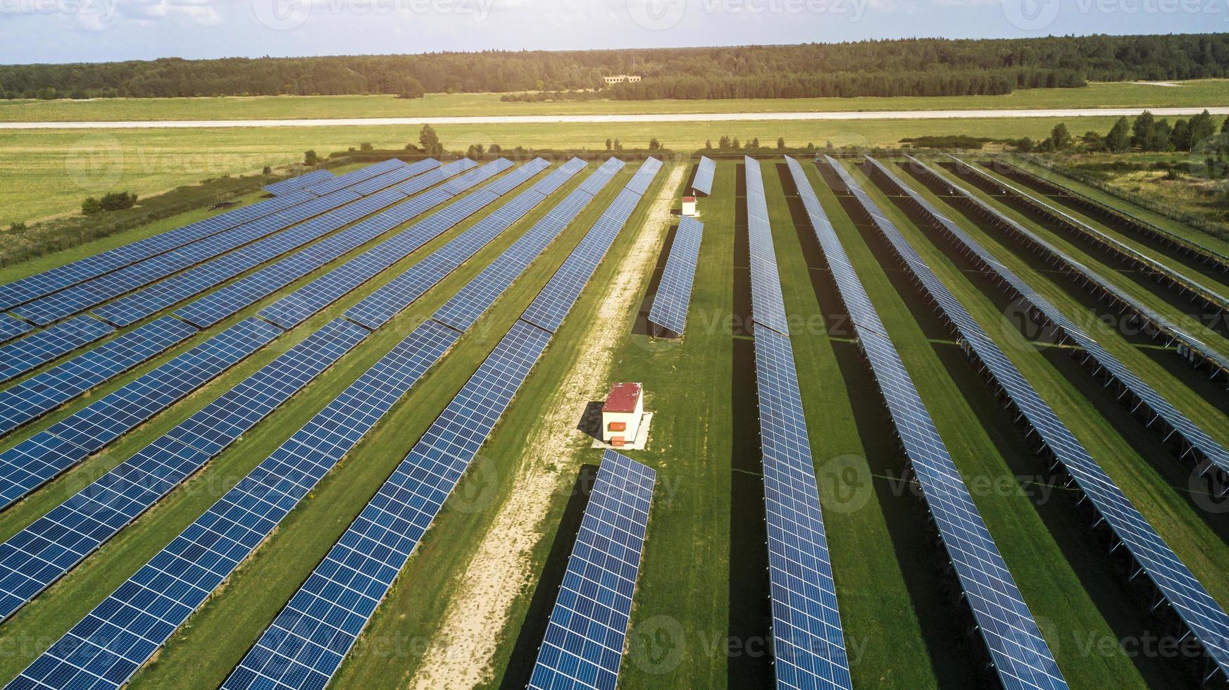 fattoria di energia solare che produce energia pulita e rinnovabile dal sole. migliaia di pannelli solari, celle solari fotovoltaiche, enormi parchi solari. foto