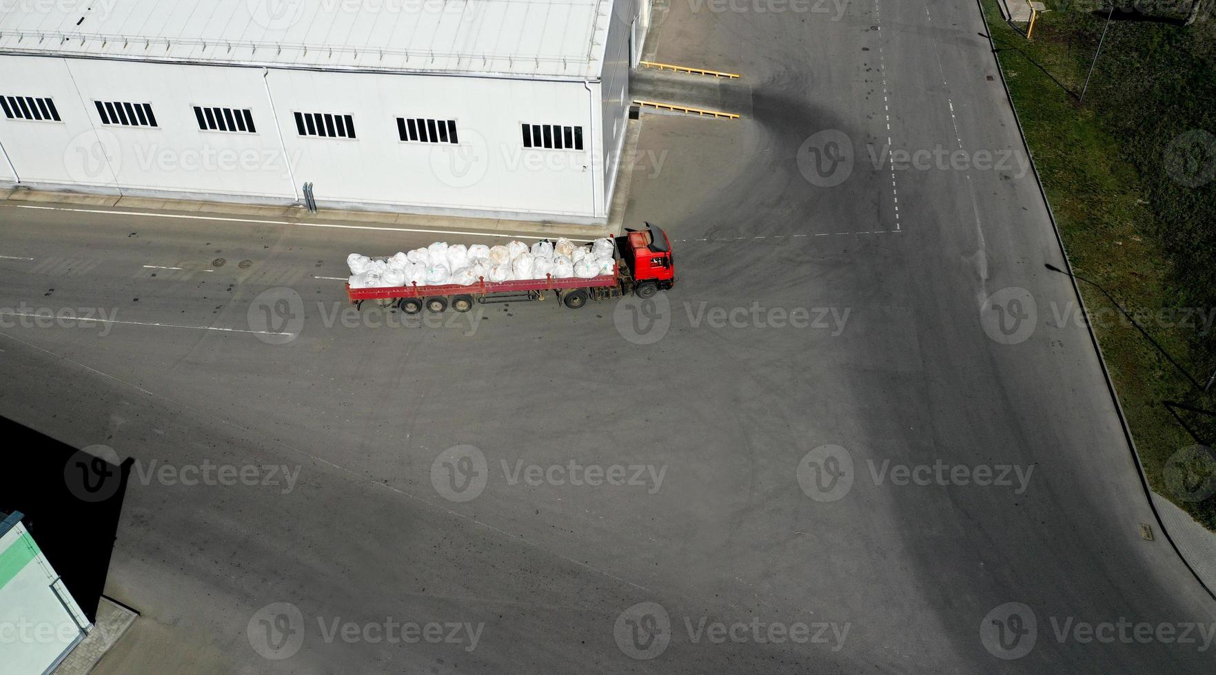 il camion sta trasportando borse con carico per lo scarico vista dall'alto. foto