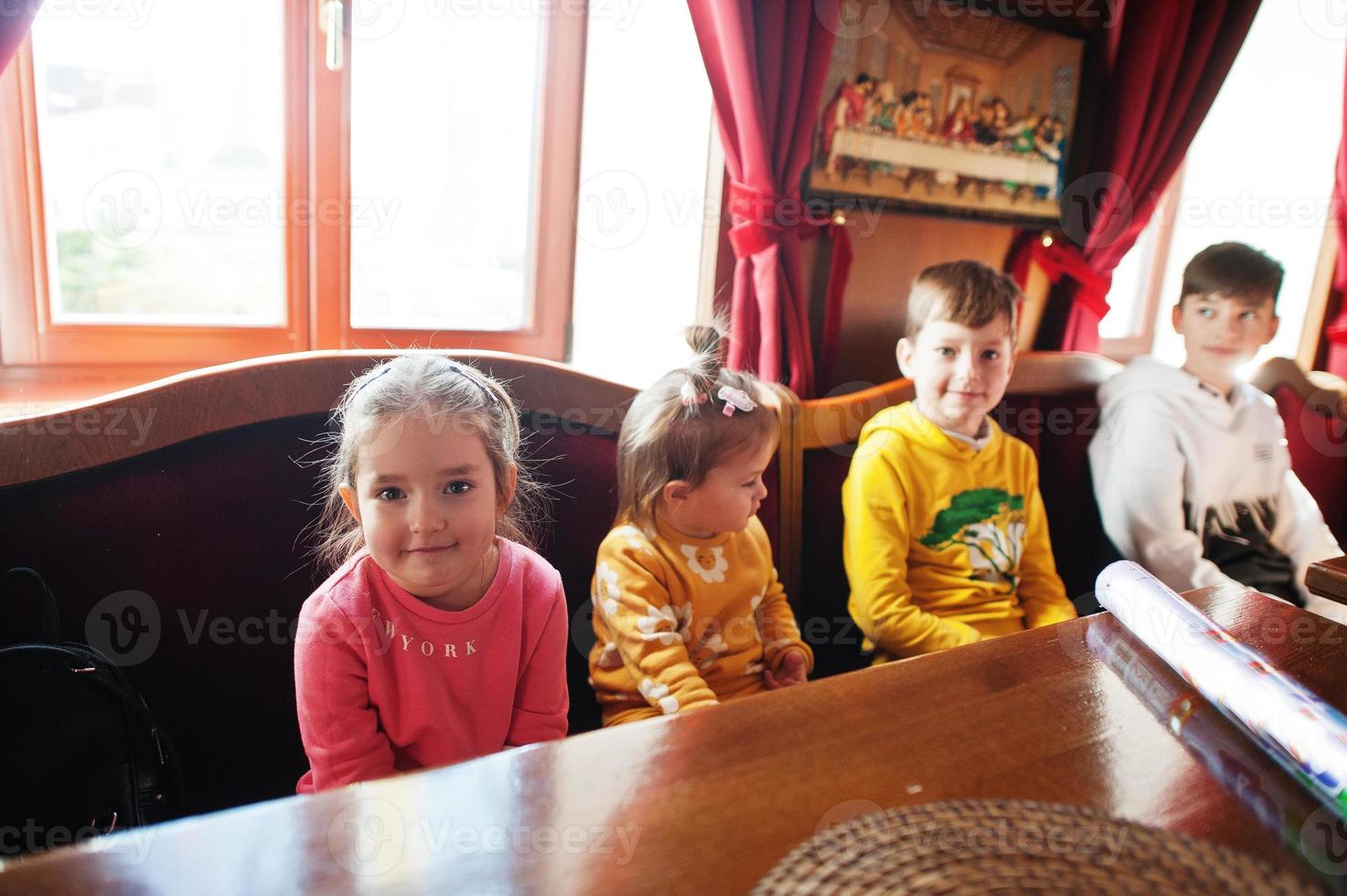 bambini per compleanni seduti a tavola. foto