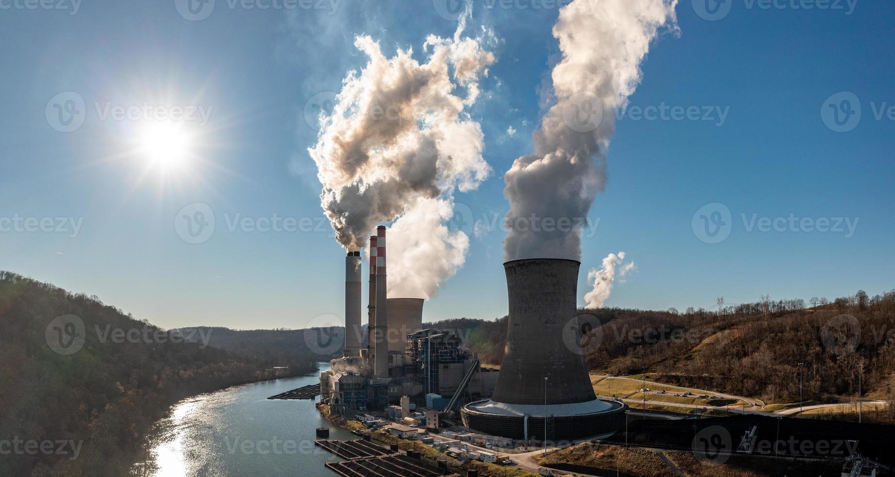 centrale elettrica di fort martin sulle rive del fiume monongahela foto