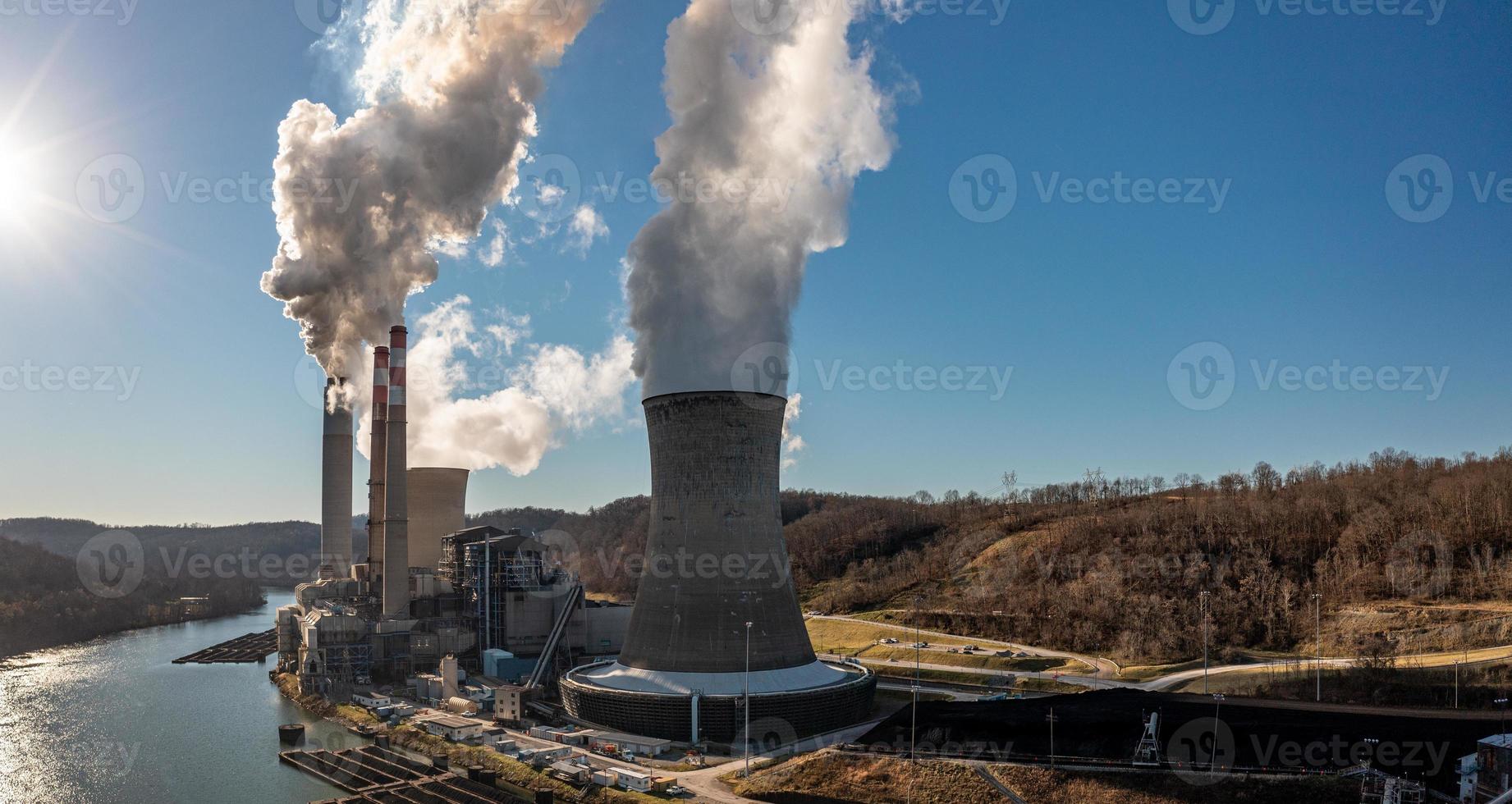 centrale elettrica di fort martin sulle rive del fiume monongahela foto