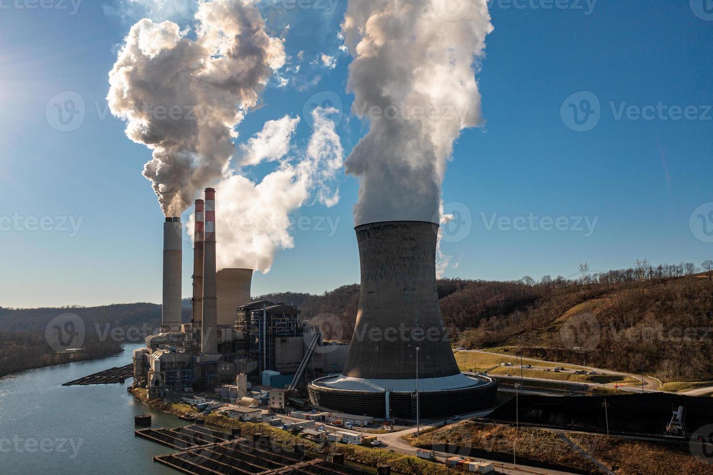 centrale elettrica di fort martin sulle rive del fiume monongahela foto