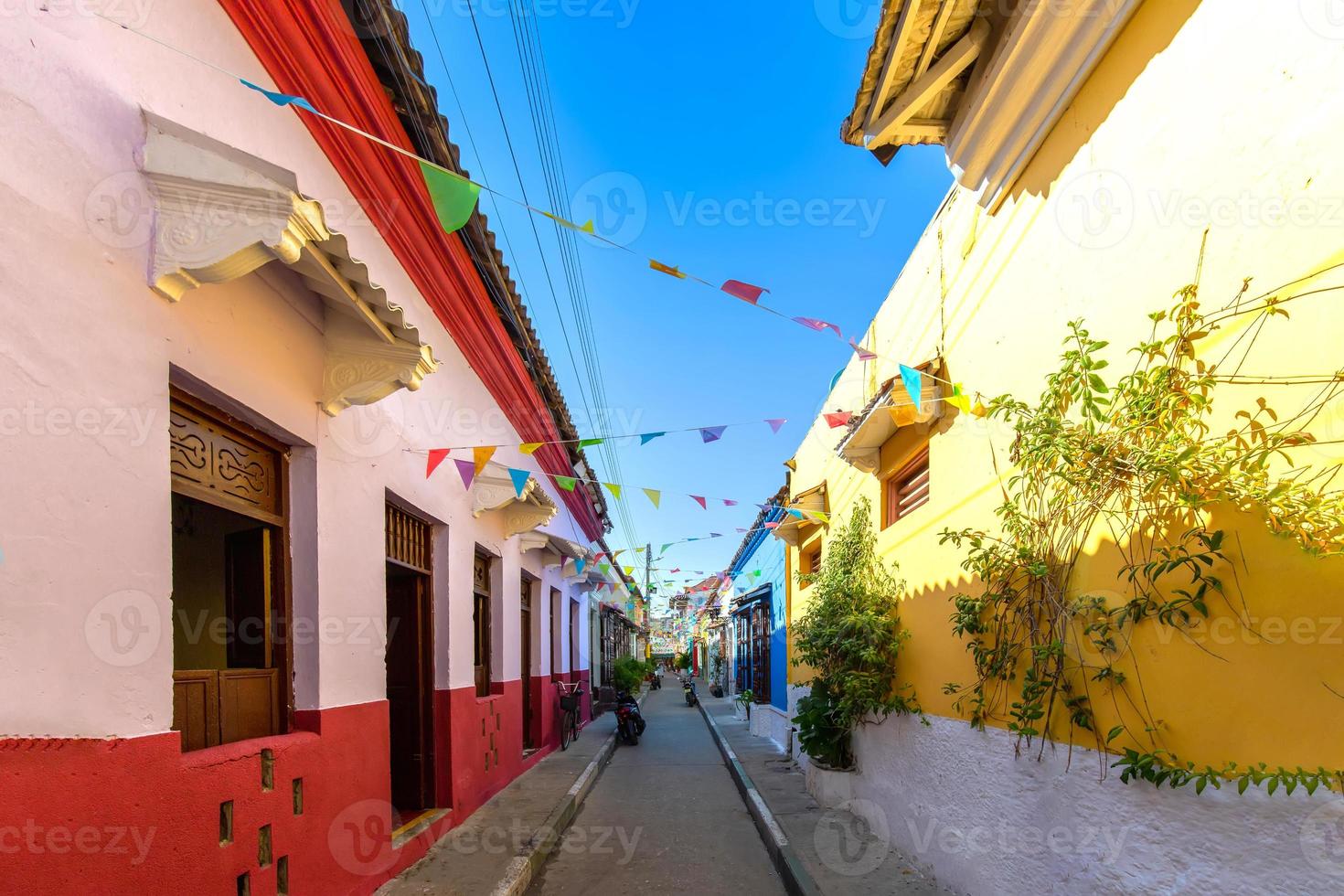 colombia, pittoresche strade colorate di cartagena nello storico quartiere di getsemani vicino alla città murata, ciudad amurallada, un sito del patrimonio mondiale dell'unesco foto