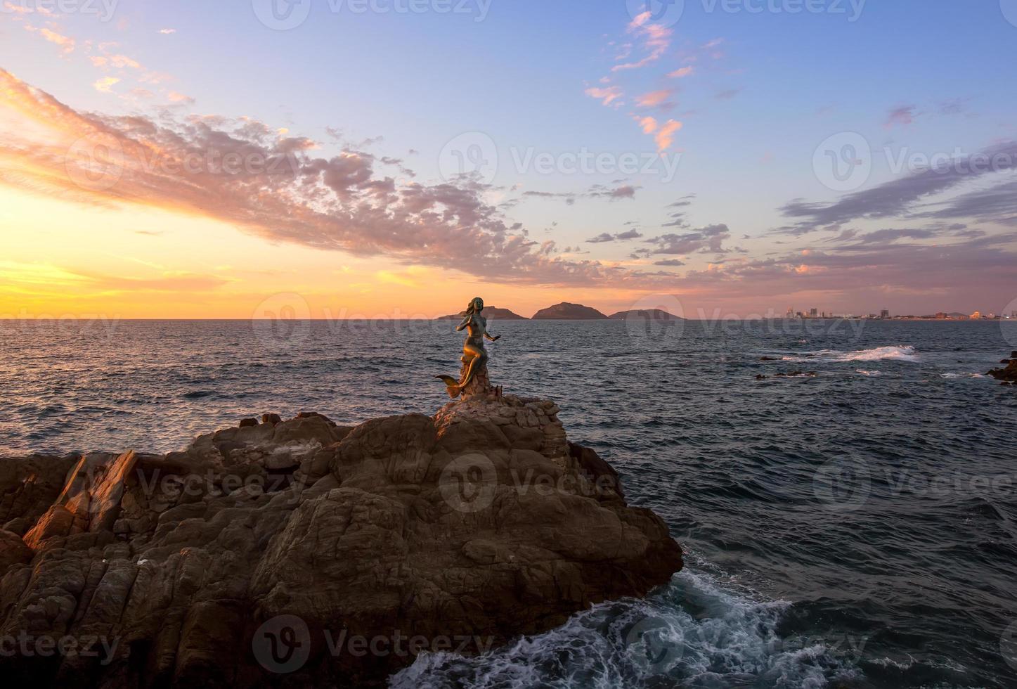 famoso lungomare di mazatlan, el malecon, con vedette oceaniche e paesaggi panoramici foto