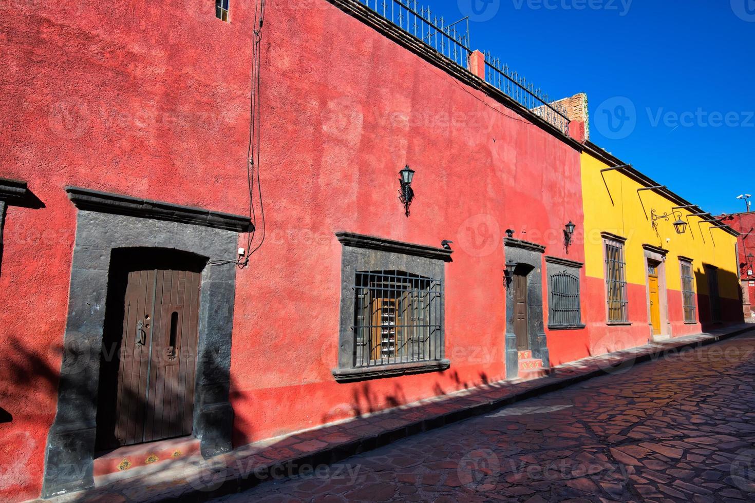 messico, edifici colorati e strade di san miguel de allende nel centro storico della città foto