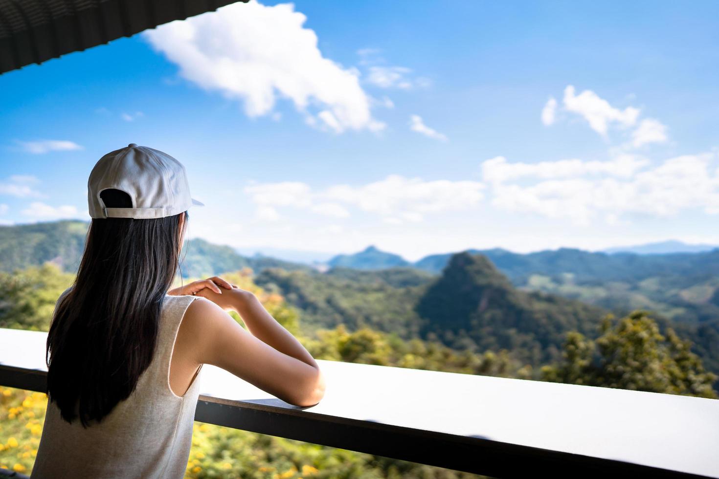 La donna del viaggiatore adulto da sola si rilassa in famiglia foto