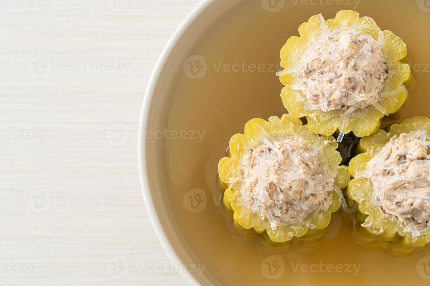 zucca amara farcita con zuppa di maiale macinata condita foto