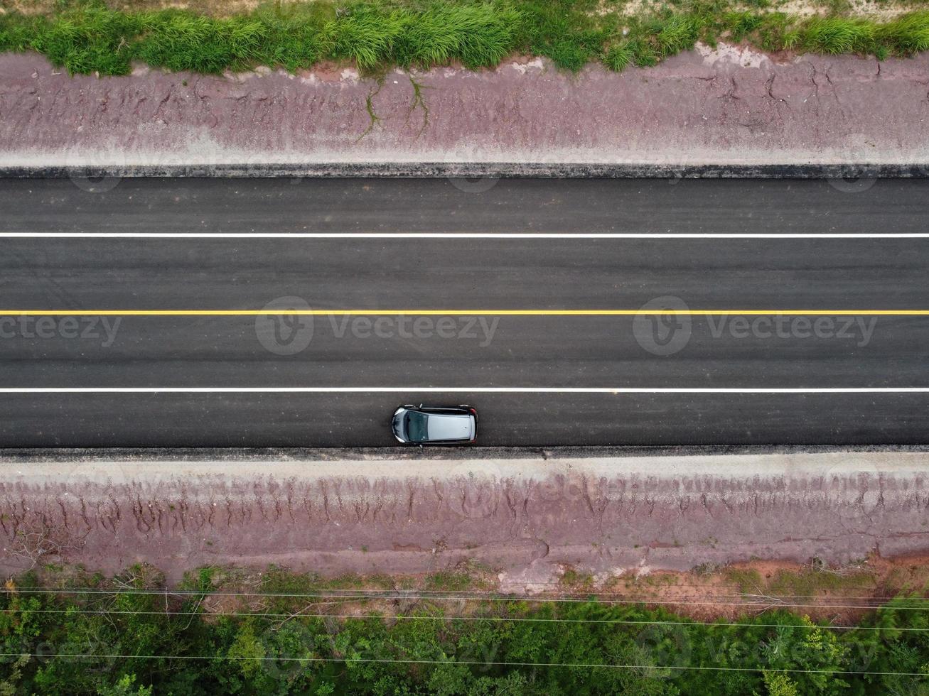 vista dall'alto di una strada di campagna con auto parcheggiate sul lato della strada, ripresa aerea di droni foto