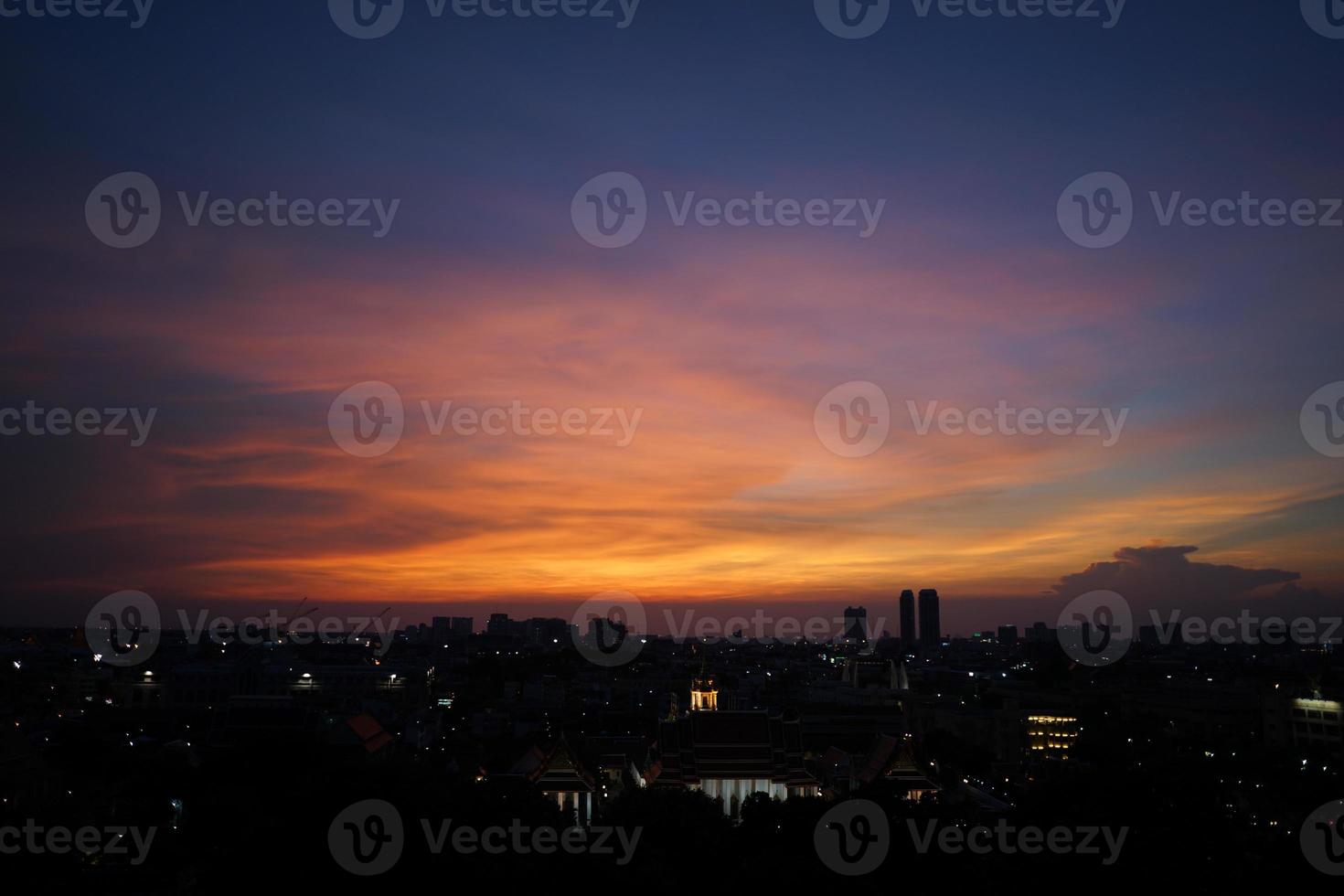 panoramica paesaggio urbano con cielo aperto al crepuscolo. città di bangkok, tailandia. foto