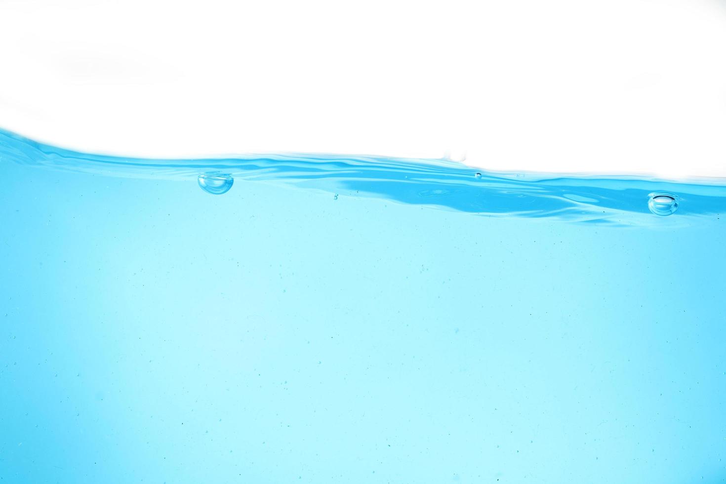 acqua superficiale blu e bolla d'aria isolata su sfondo bianco foto