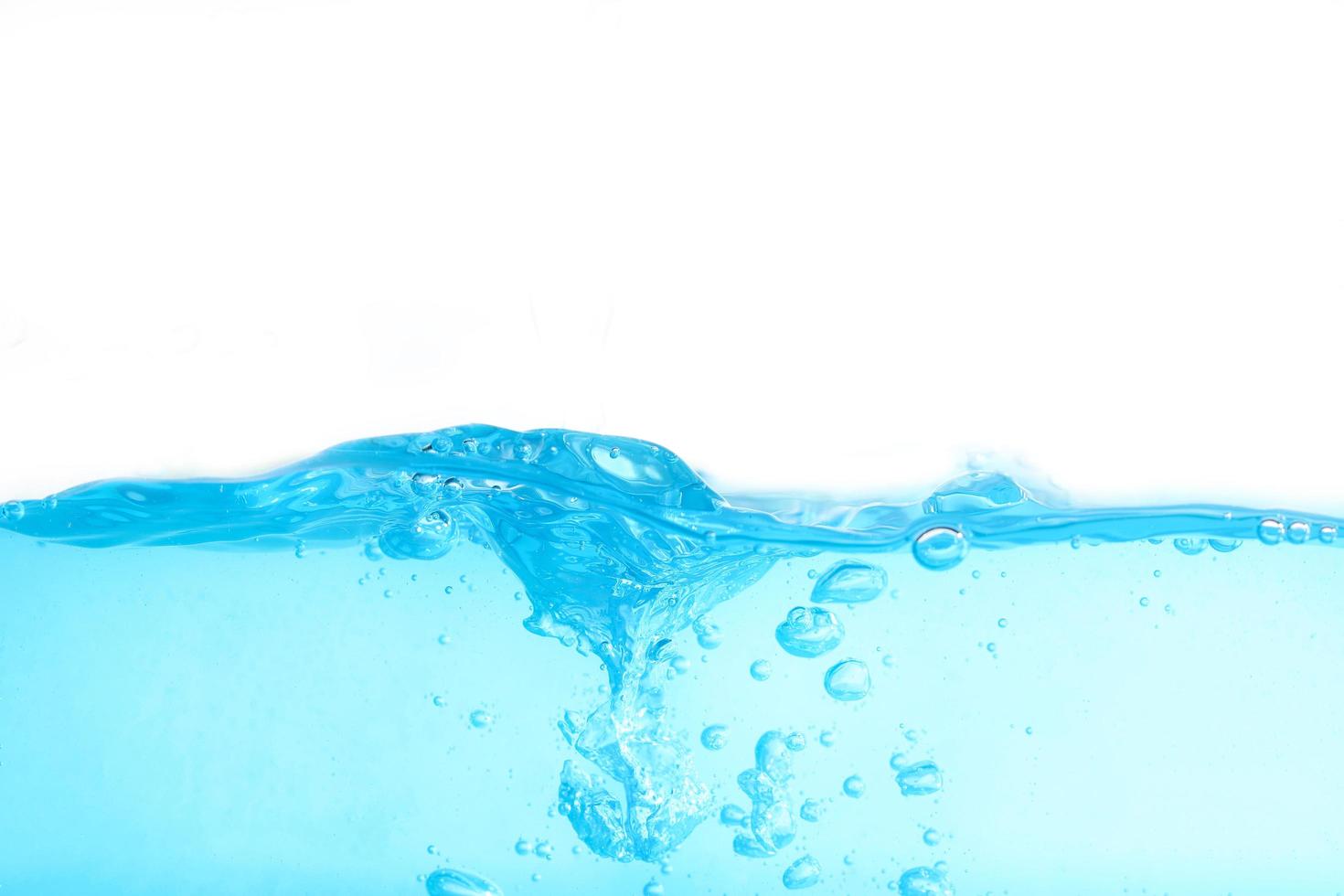 acqua superficiale blu e bolla d'aria isolata su sfondo bianco foto