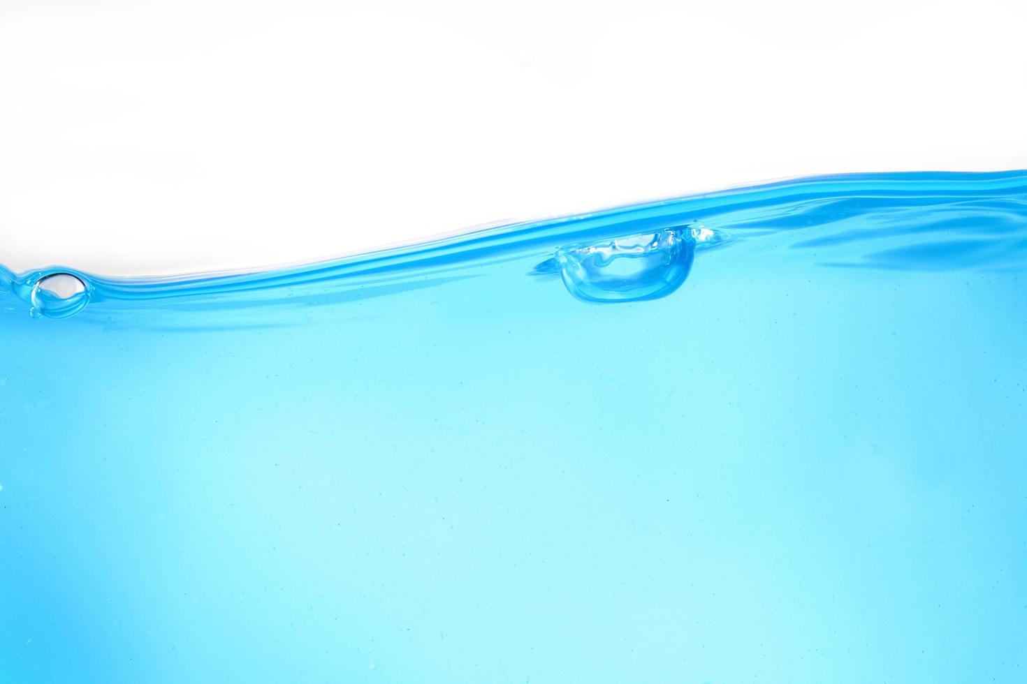 acqua superficiale blu e bolla d'aria isolata su sfondo bianco foto