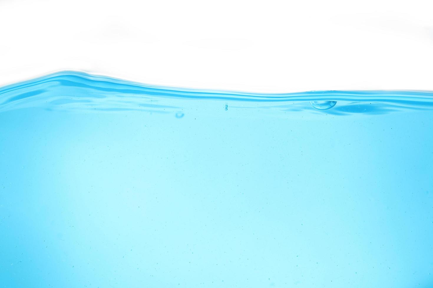 acqua superficiale blu e bolla d'aria isolata su sfondo bianco foto