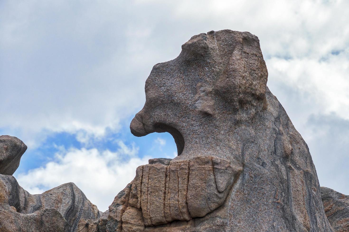 parete rocciosa di capo testa sardegna foto