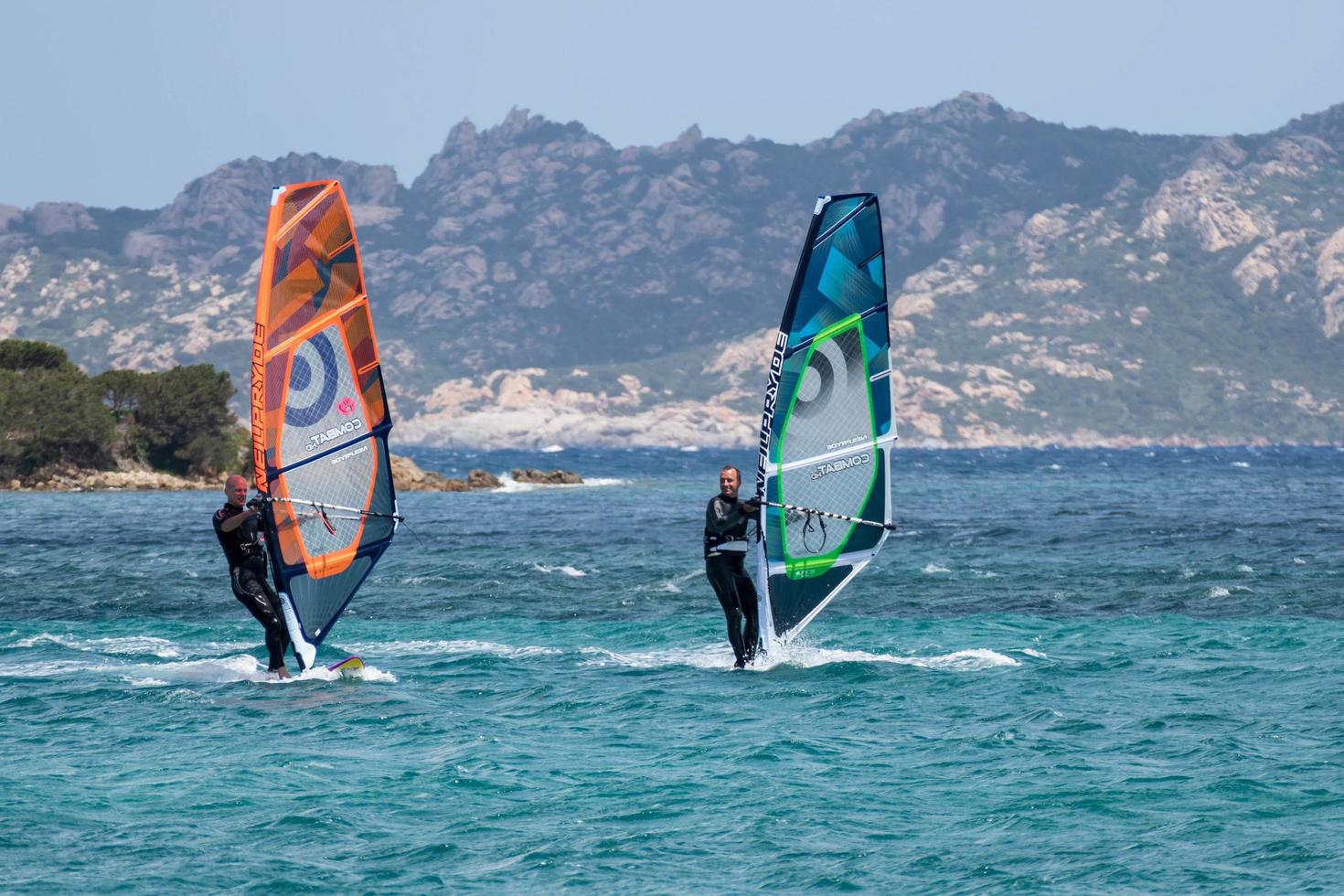 porto pollo, sardegna, italia, 2015. windsurf a porto pollo in sardegna foto