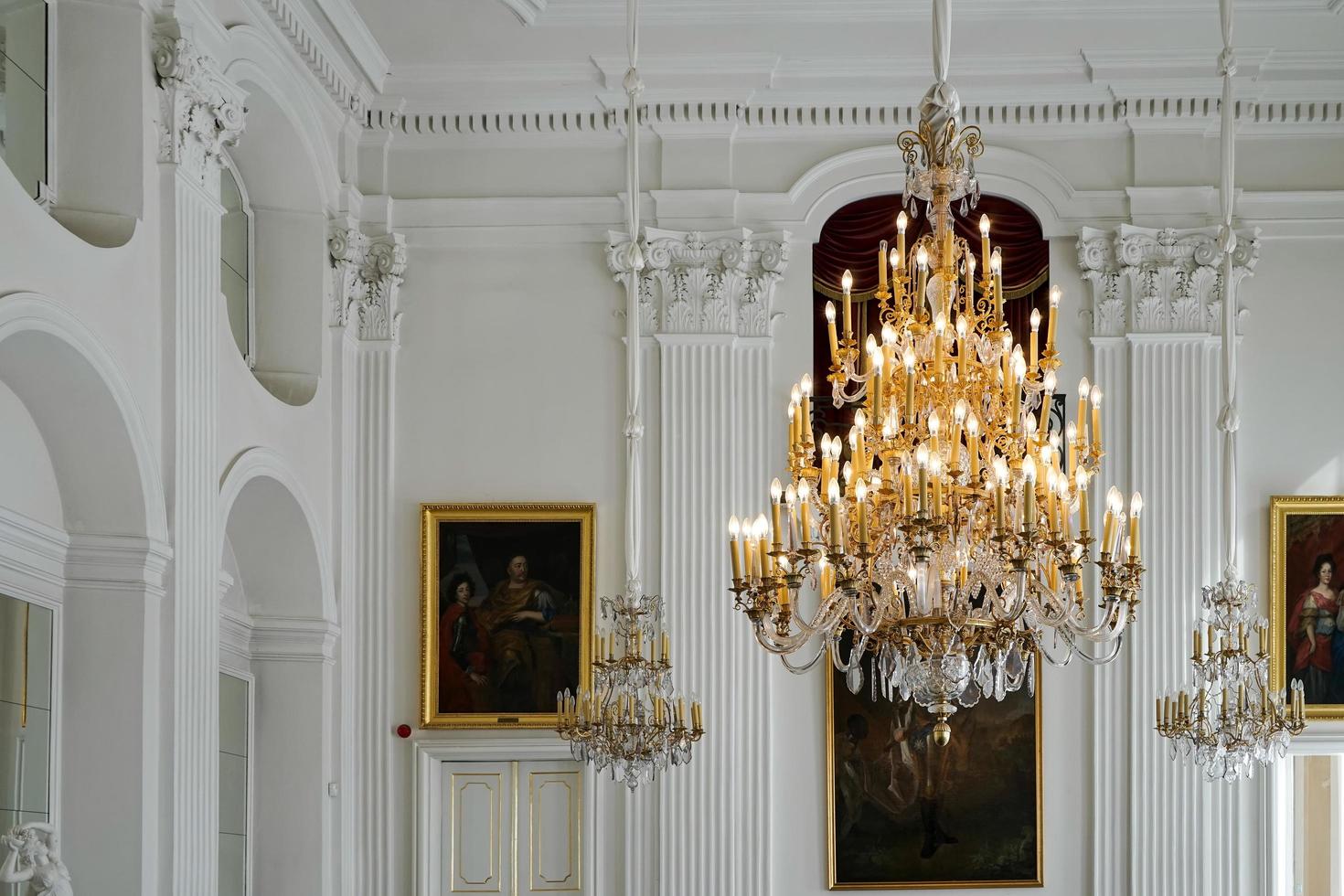 varsavia, polonia, 2014. lampadario al palazzo di wilanow a varsavia foto