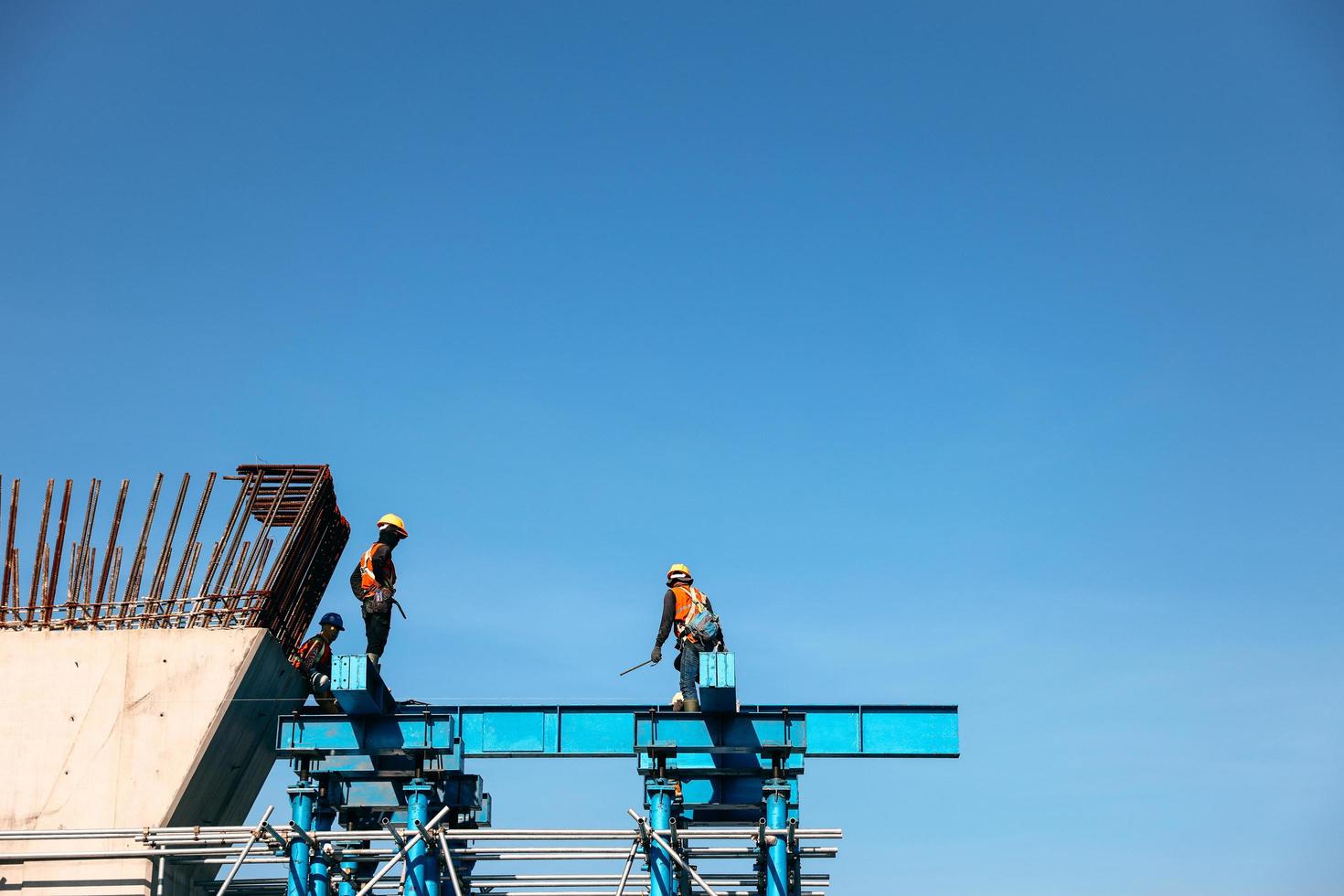 gruppo di lavoratori che lavorano in un cantiere edile. bandung, indonesia-17 marzo 2022 foto