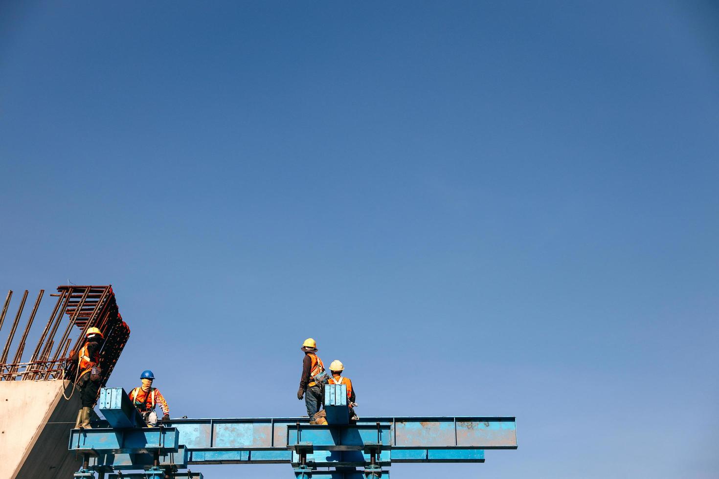 gruppo di lavoratori che lavorano in un cantiere edile. bandung, indonesia-17 marzo 2022 foto