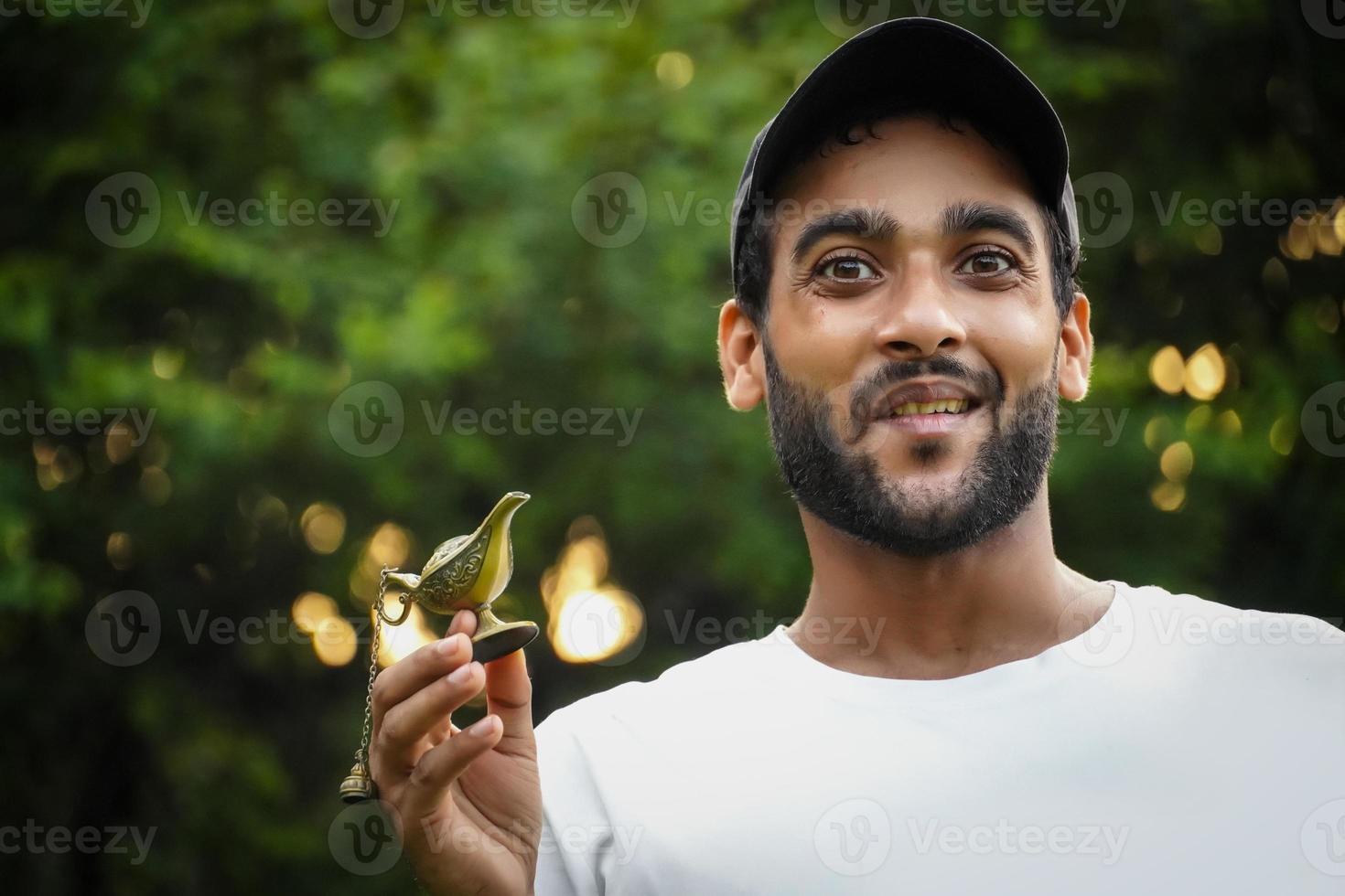 uomo con immagine lampada magica foto