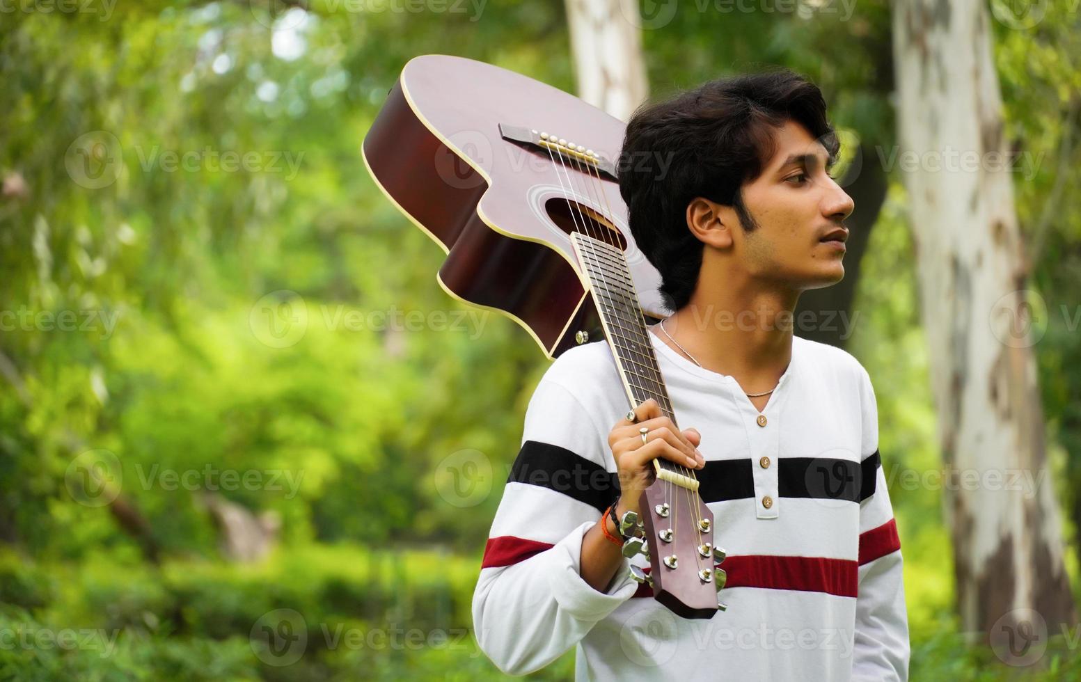 ragazzo asiatico con una bella chitarra foto