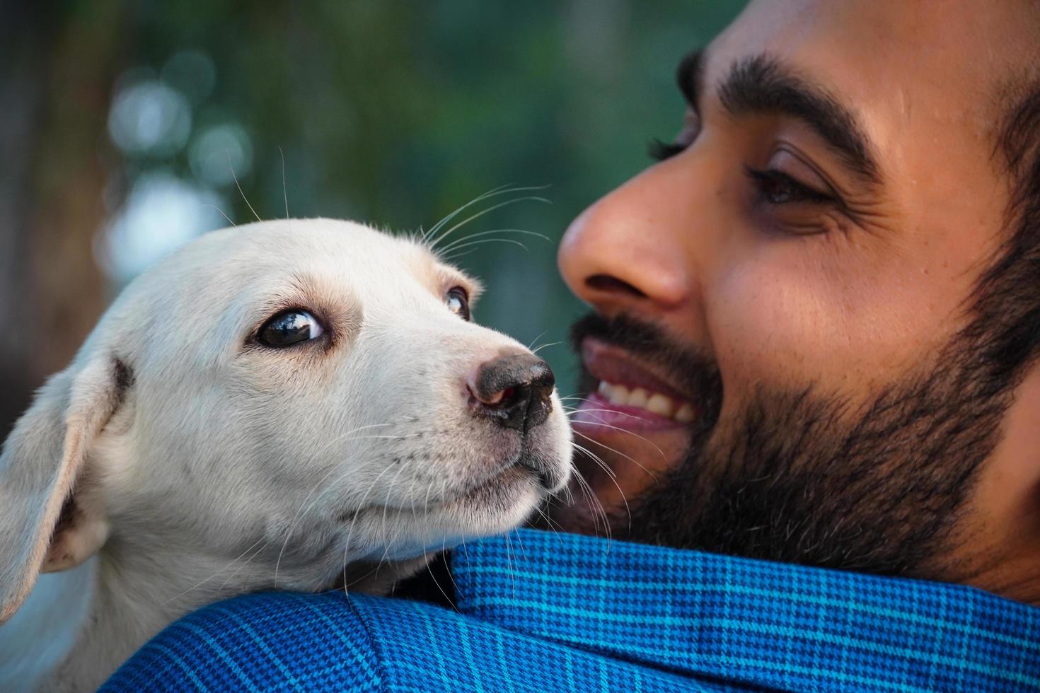 immagine dell'amante dei cani, immagine dell'uomo con un simpatico cane indiano di strada - immagini simpatiche del cane indiano della strada con l'uomo foto