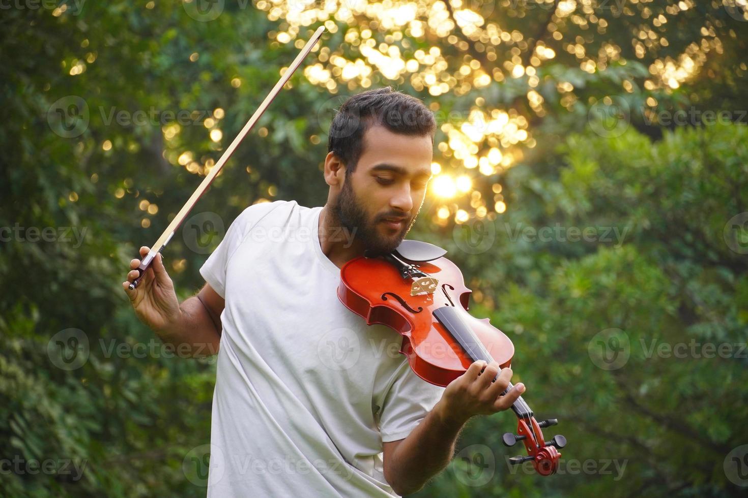 immagine del violinista, musicista che suona il violino. al mattino musica e concetto di tono musicale. foto