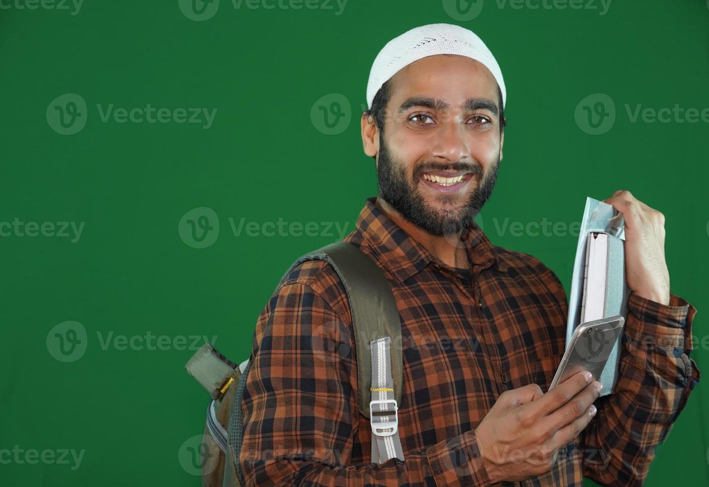 ragazzo musulmano giovane studente su sfondo verde. foto