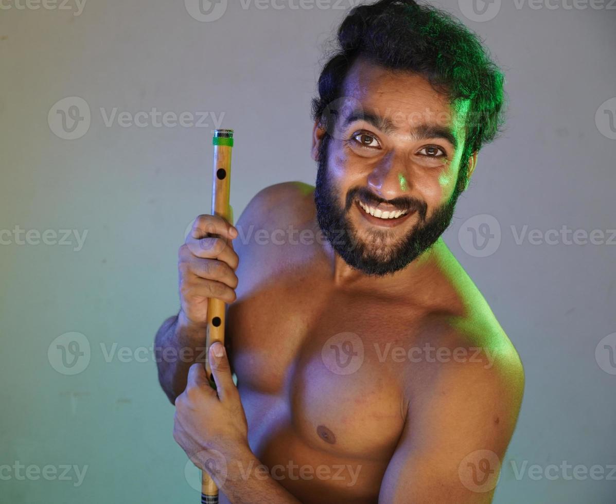 uomo indiano con flauto bansuri flauto di bambù indiano foto