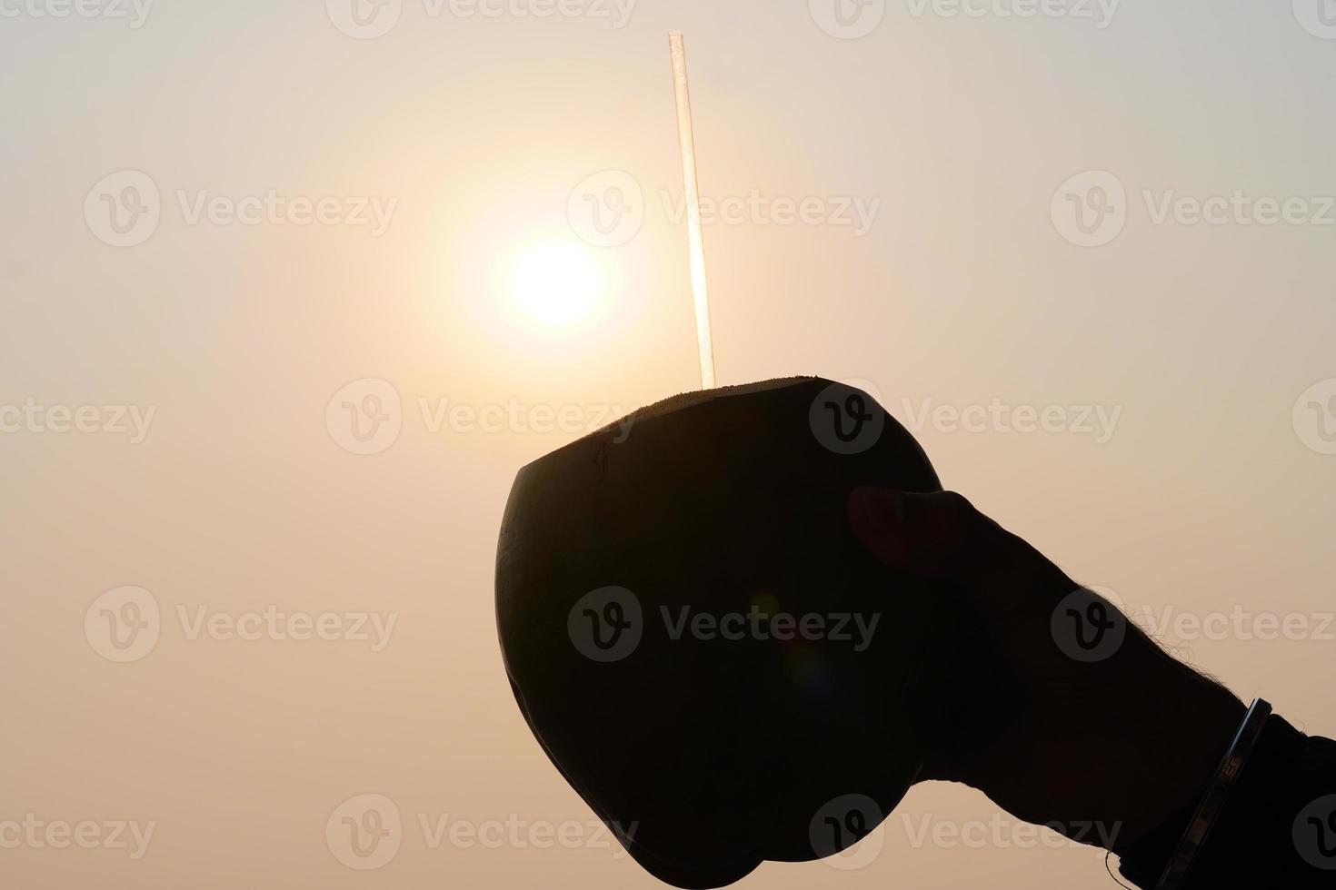 acqua di cocco in cielo con il sole foto