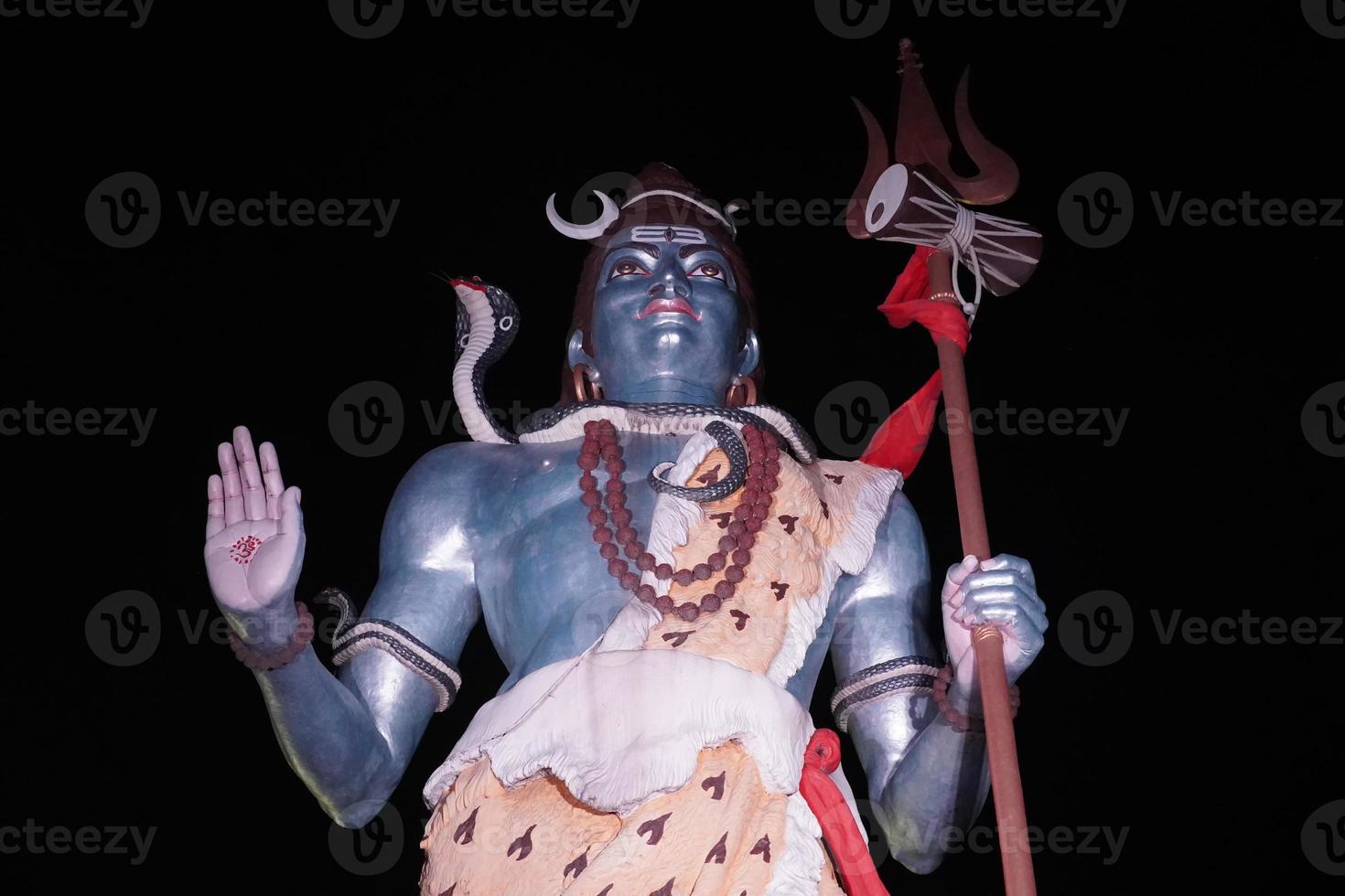 statua del signore shiva sul gange in hardware .uttarakhand india. turismo foto