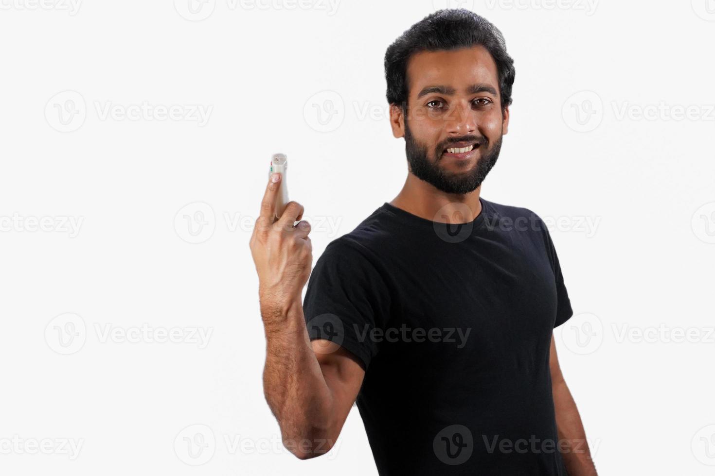 un giovane con telecomando su sfondo bianco foto