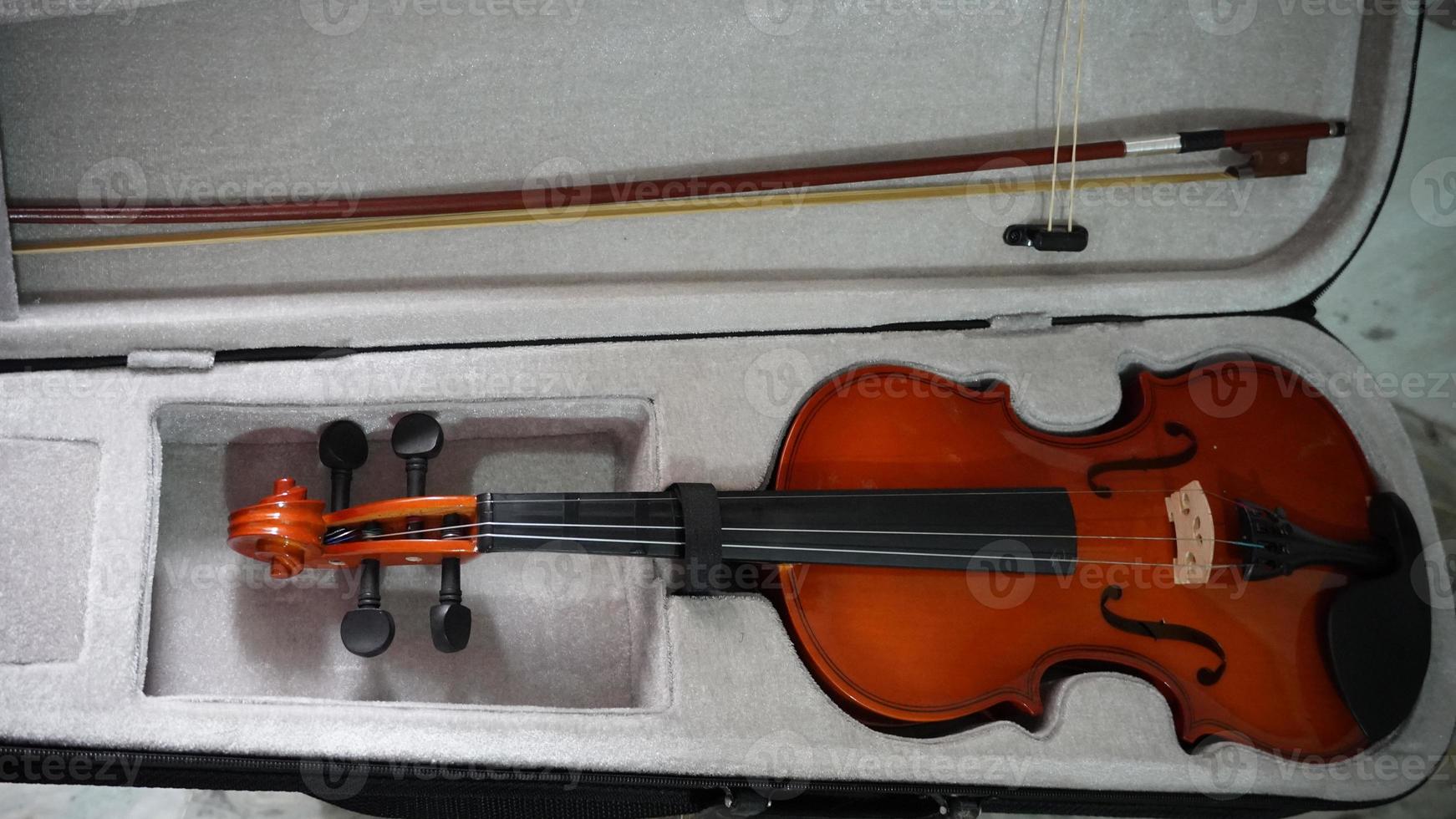 nuove immagini di violino nella scatola a casa foto