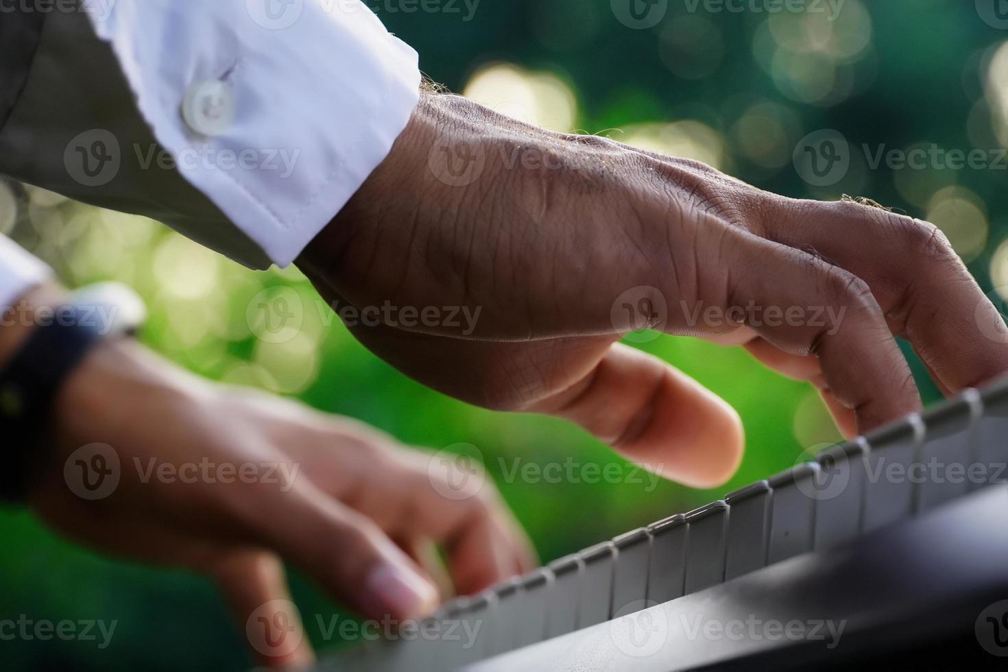 mano con immagini di suonare il pianoforte - immagini di uomo di pianoforte foto