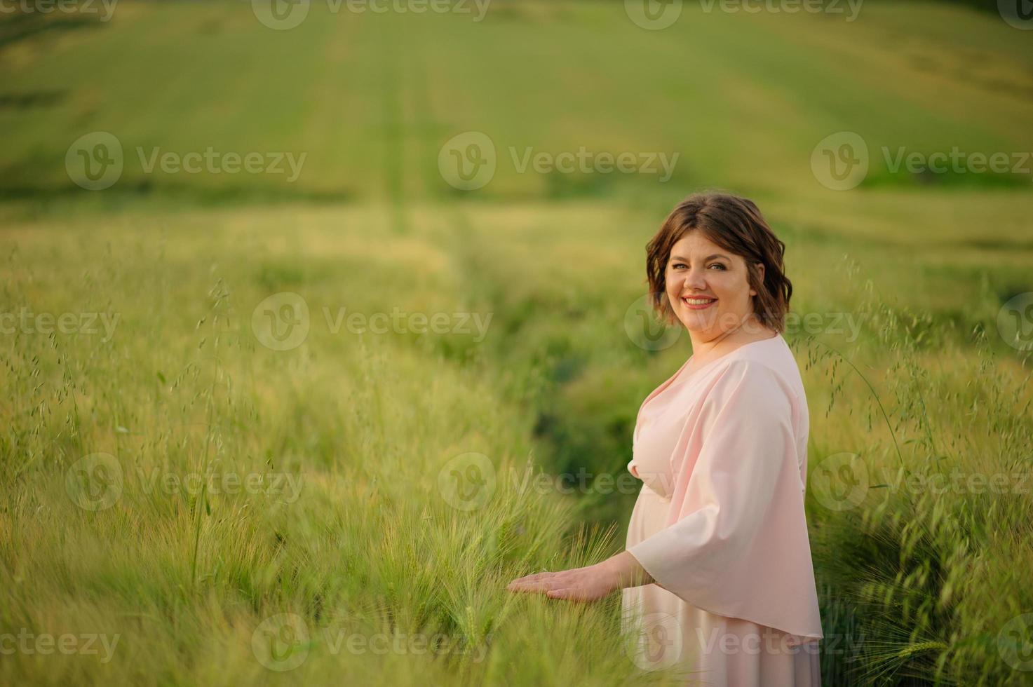 famiglia felice nel campo foto