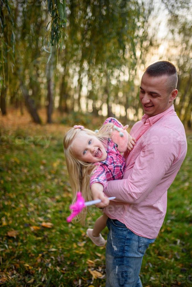 padre, figlia e madre che camminano all'aperto. famiglia felice. foto