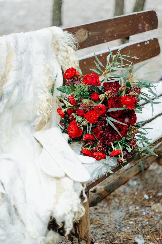 bouquet da sposa invernale di rose rosse foto