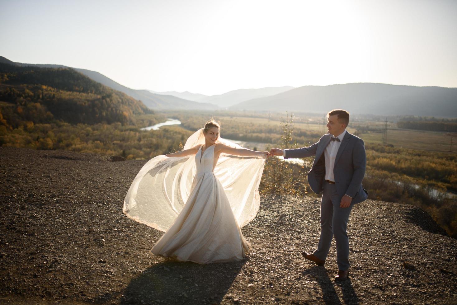 servizio fotografico di matrimonio degli sposi in montagna. servizio fotografico al tramonto. foto