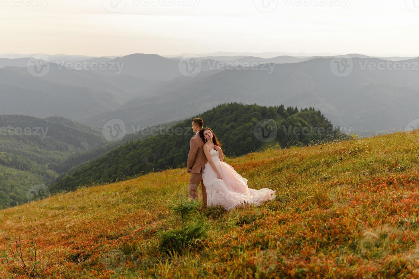 sposa e sposo. servizio fotografico in montagna. foto