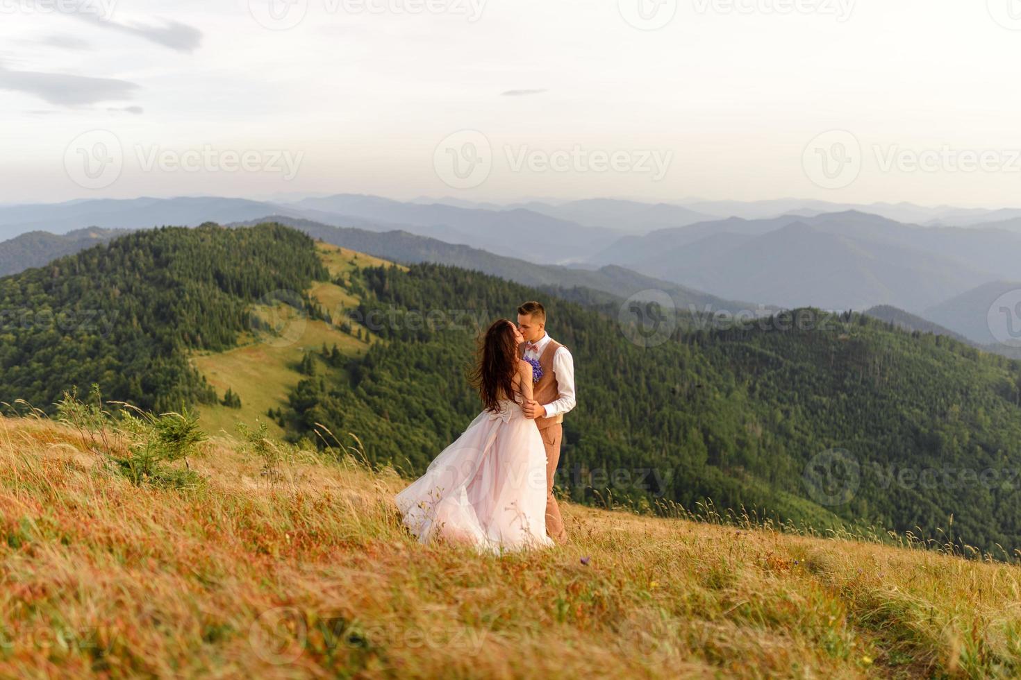 sposa e sposo. servizio fotografico in montagna. foto