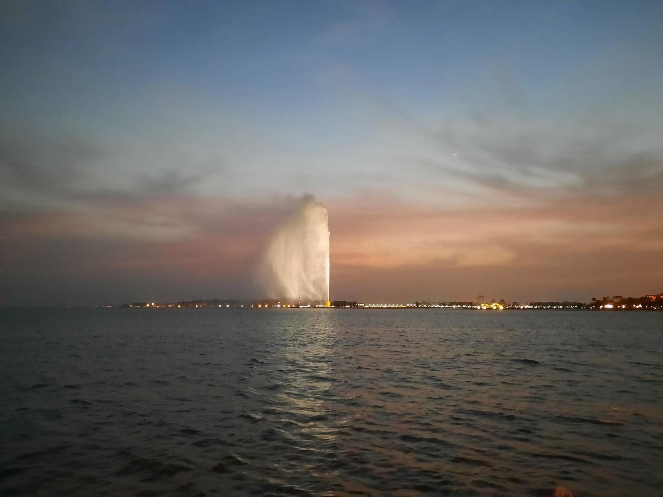 incredibile tramonto colorato a jeddah corniche foto