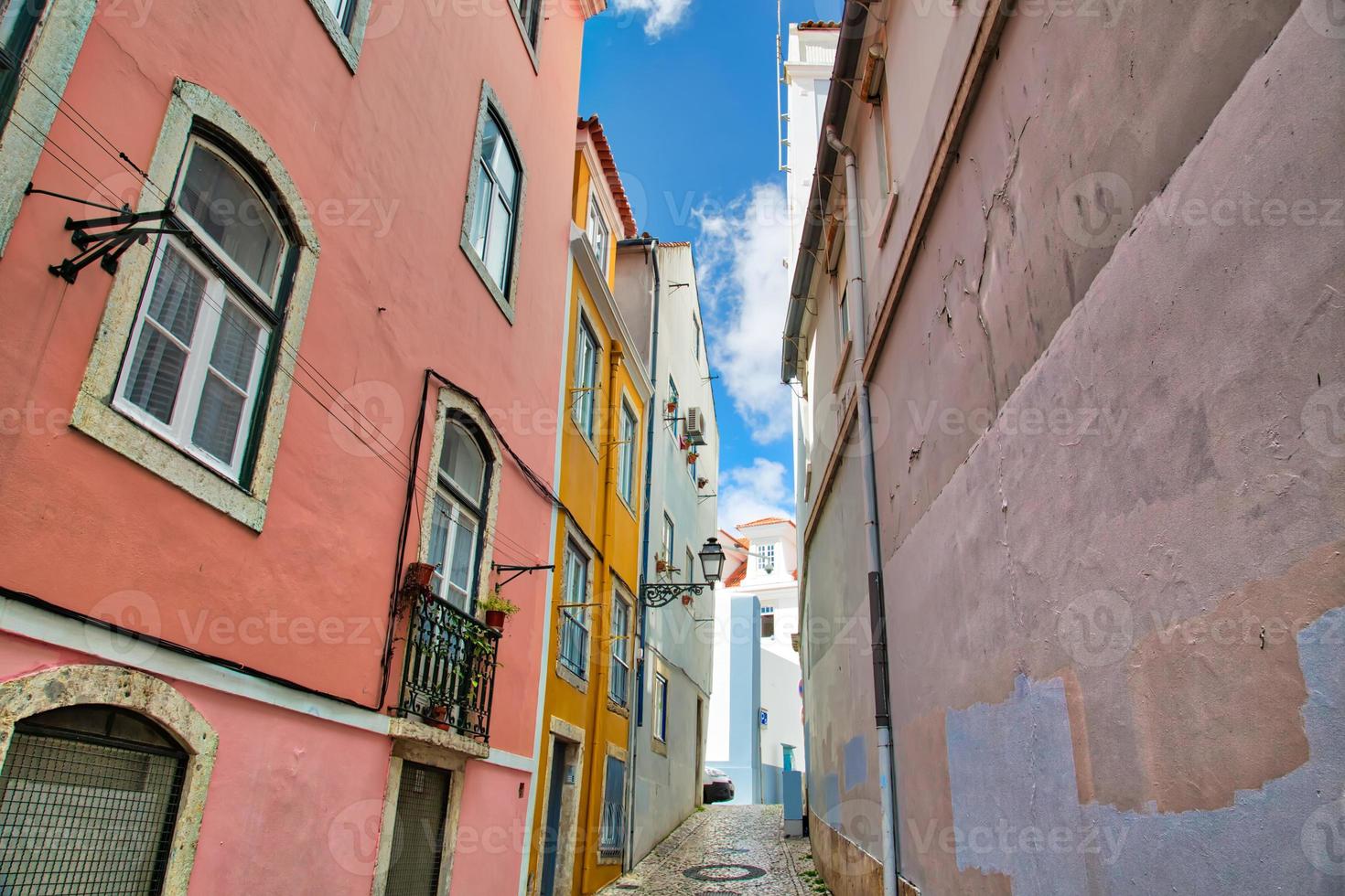 portogallo, strade colorate di lisbona foto