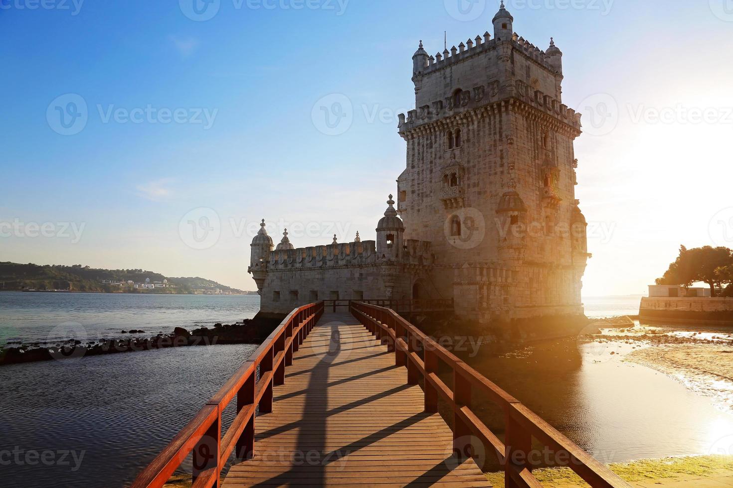 lisbona, portogallo, torre di belem sul fiume tago foto